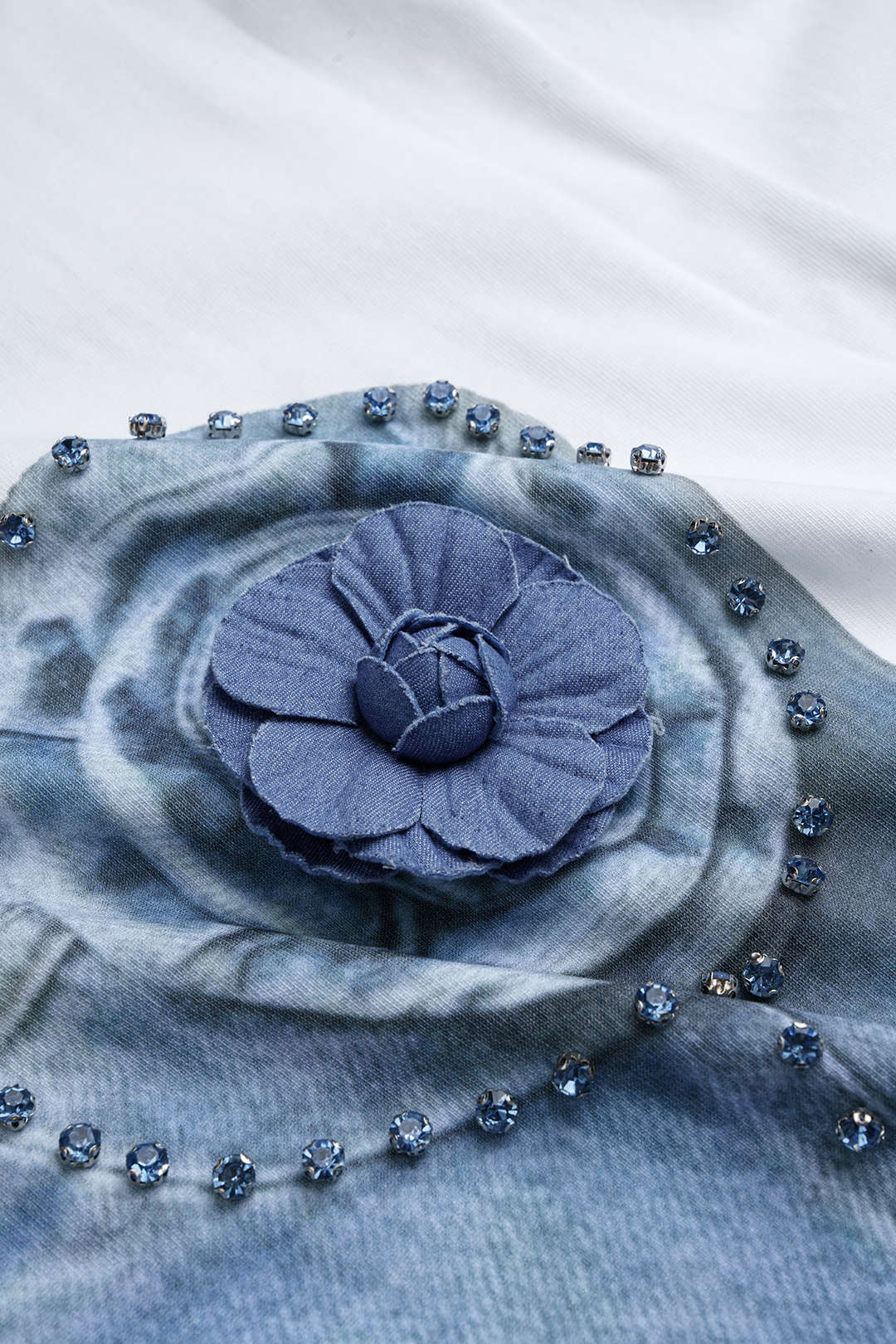 Denim Print 3D Flower Rhinestone Decor Round Neck Short Sleeve T-Shirt